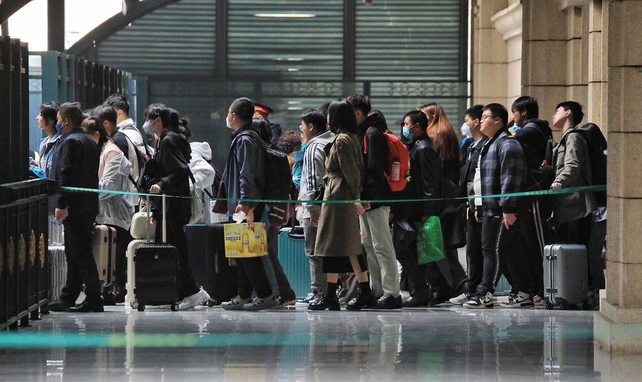 哪些级别的公务员不能出国？公务员可以拿外国绿卡或国籍吗？