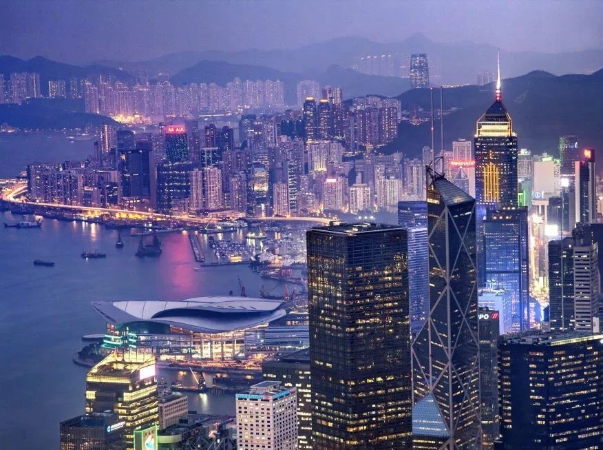 港府人口调整，14万港人移英引进高端才！网友：内地精英真香！